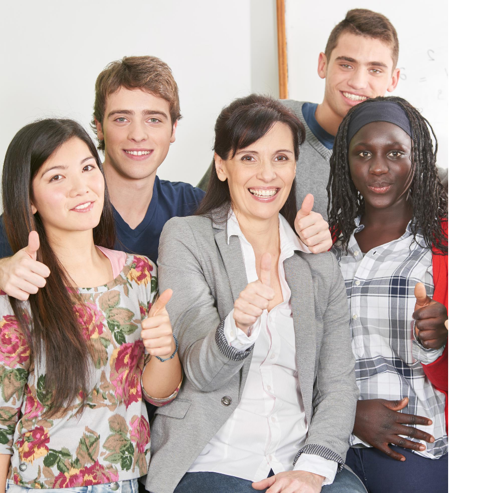 Eine Gruppe glücklicher Schüler mit ihrer Deutschlehrerin