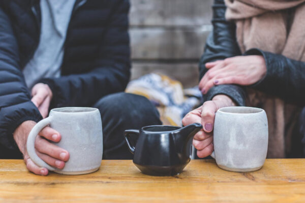 "Konversationsunterricht": Eine Gruppe von Leuten, die bei einer Tasse Kaffee oder Tee ein nettes Gespräch haben.